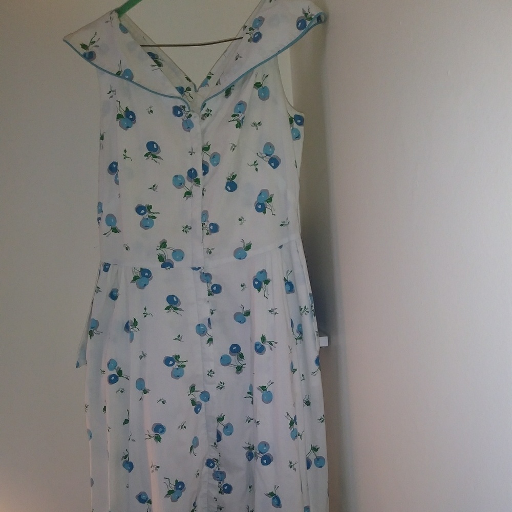 Vintage White w/Blue/Grey Berry design